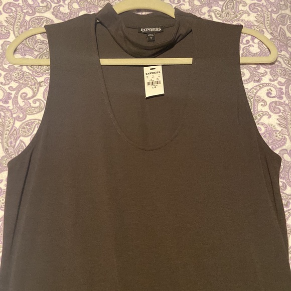Two Express key hole neck cutout sleeveless shirts - Picture 4 of 4